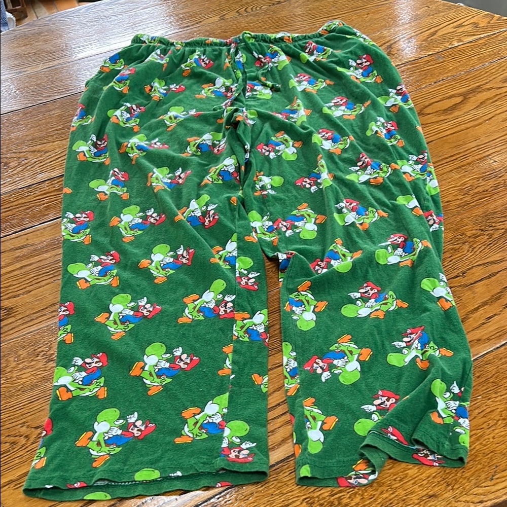 Super Mario Men’s pajama pants. Elastic waist with drawstring. Size XL (40-42)